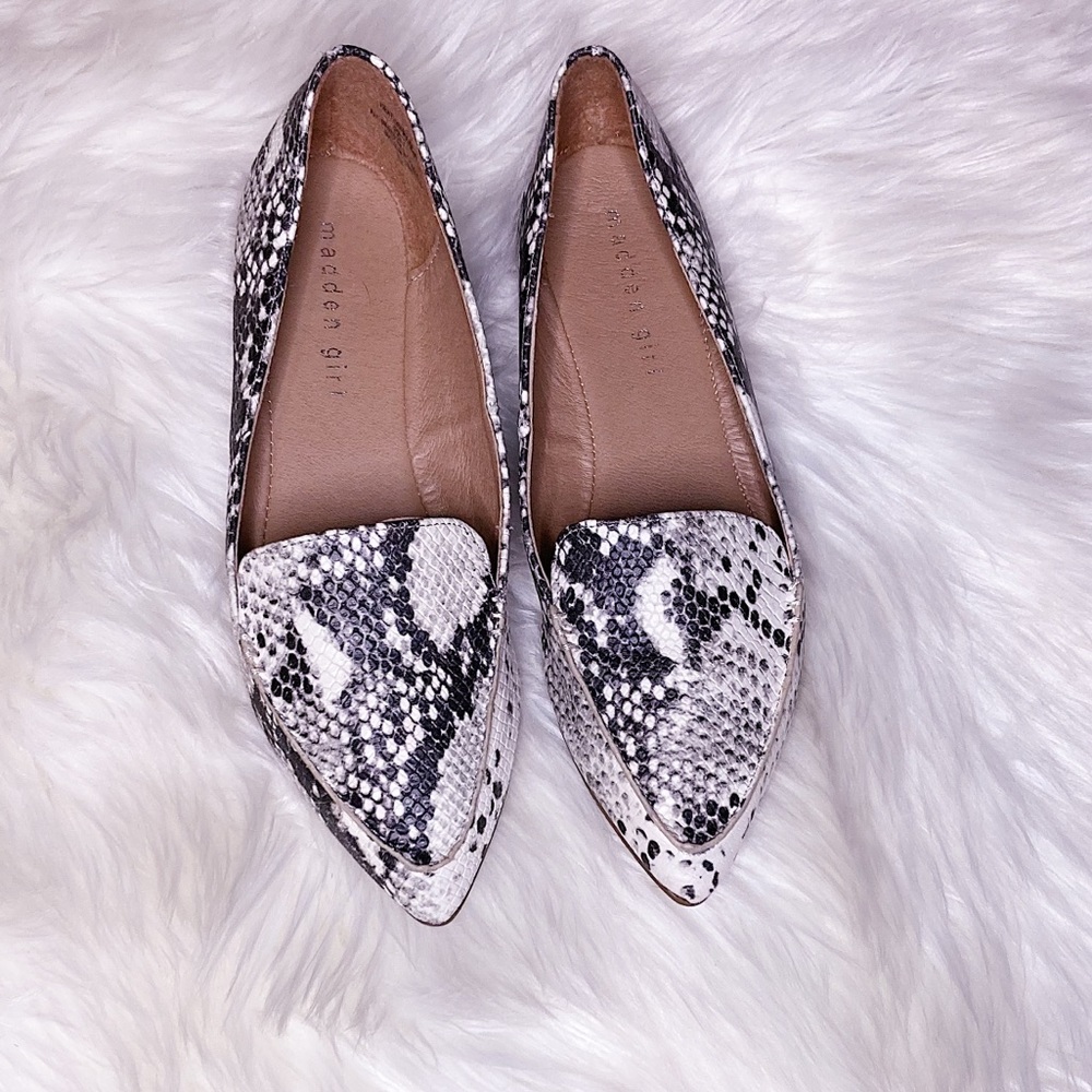 Madden Girl Snakeskin Pointy Toe Flats EUC SZ 7
